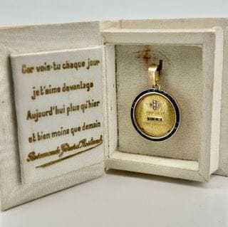 Pendentif A. Augis - Médaille d’amour en or jaune 18 carats, diamants et saphirs 58 Facettes