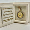 Pendentif A. Augis - Médaille d’amour en or jaune 18 carats, diamants et saphirs 58 Facettes