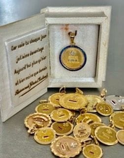 Pendentif A. Augis - Médaille d’amour en or jaune 18 carats, diamants et saphirs 58 Facettes