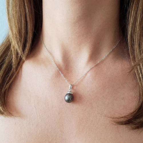 Collier Collier pendentif perle de Tahiti grise en or blanc 18 K 58 Facettes AA 1536