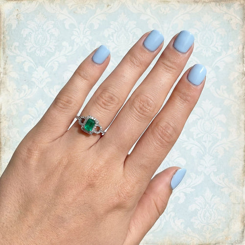 Bague 53.5 MATY - Bague de fiançailles en or blanc 18K, émeraude et diamants 58 Facettes AA 1741
