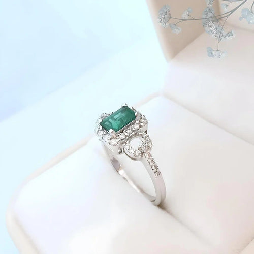 Bague 53.5 MATY - Bague de fiançailles en or blanc 18K, émeraude et diamants 58 Facettes AA 1741