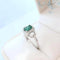 Bague 53.5 MATY - Bague de fiançailles en or blanc 18K, émeraude et diamants 58 Facettes AA 1741