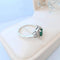 Bague 53.5 MATY - Bague de fiançailles en or blanc 18K, émeraude et diamants 58 Facettes AA 1741
