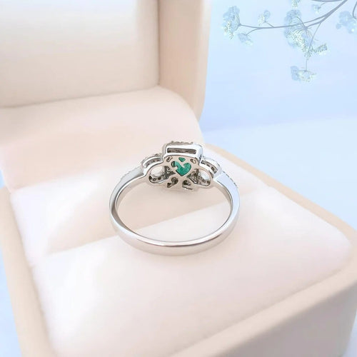 Bague 53.5 MATY - Bague de fiançailles en or blanc 18K, émeraude et diamants 58 Facettes AA 1741