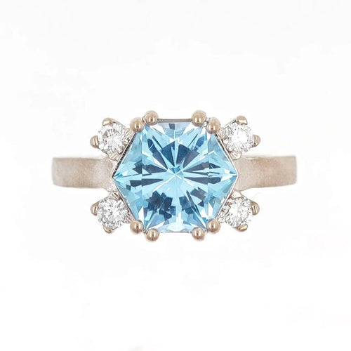 Bague Bague design en or blanc 18 carats avec topaze bleue et diamants 58 Facettes AO-0003