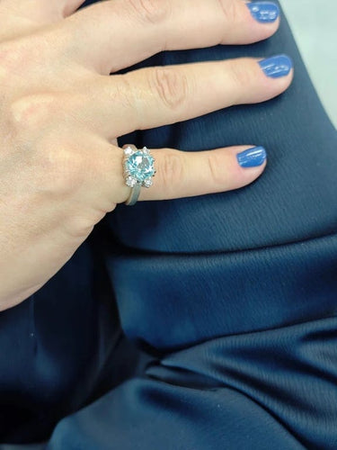 Bague Bague design en or blanc 18 carats avec topaze bleue et diamants 58 Facettes AO-0003