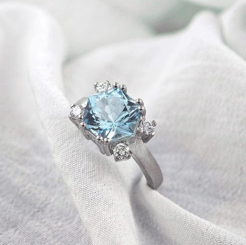 Bague Bague design en or blanc 18 carats avec topaze bleue et diamants 58 Facettes AO-0003