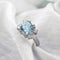 Bague Bague design en or blanc 18 carats avec topaze bleue et diamants 58 Facettes AO-0003