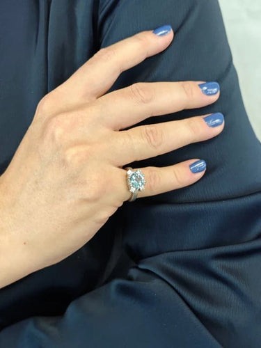 Bague Bague design en or blanc 18 carats avec topaze bleue et diamants 58 Facettes AO-0003