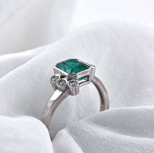 Bague 54 Bague en or blanc 18 carats avec émeraude et diamants 58 Facettes AO-0009