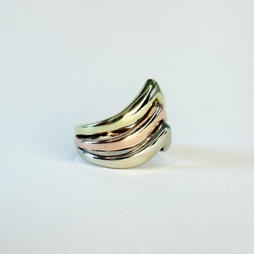 Bague 53 Bague - Trois ors 14 carats, chevrons 58 Facettes INV044