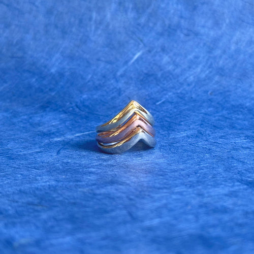 Bague 53 Bague - Trois ors 14 carats, chevrons 58 Facettes INV044
