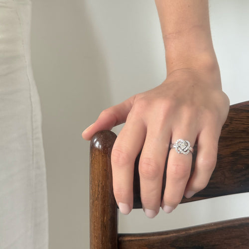 Bague 50 Bague n° 101 - Bague en or blanc 18 carats et diamants 58 Facettes