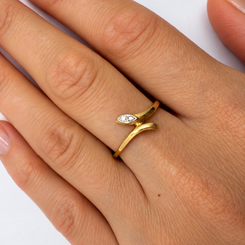 https://cdn.shopify.com/s/files/1/0943/8576/6747/files/bague-serpent-or-jaune-portee.png?v=1792769652
