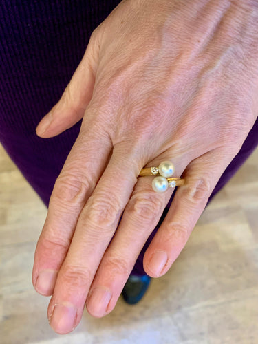 https://cdn.shopify.com/s/files/1/0647/1470/3075/files/Bague_Vintage_-_Bague_Toi_Moi_Perles_Diamants_Or_Jaune_-_Joaillerie_Paris_-_Les_Pierres_de_Julie_2.jpg?v=1771861627
