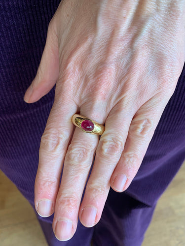 https://cdn.shopify.com/s/files/1/0647/1470/3075/files/Bague_Vintage_-_Bague_Jonc_Rubis_Cabochon_Or_Jaune_-_Joaillerie_Paris_-_Les_Pierres_de_Julie_4.jpg?v=1771862607