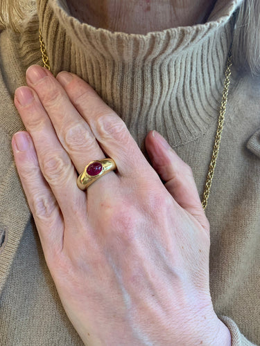https://cdn.shopify.com/s/files/1/0647/1470/3075/files/Bague_Vintage_-_Bague_Jonc_Rubis_Cabochon_Or_Jaune_-_Joaillerie_Paris_-_Les_Pierres_de_Julie_3.jpg?v=1771862617
