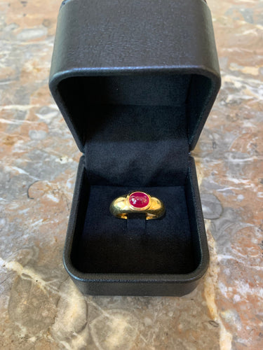 https://cdn.shopify.com/s/files/1/0647/1470/3075/files/Bague_Vintage_-_Bague_Jonc_Rubis_Cabochon_Or_Jaune_-_Joaillerie_Paris_-_Les_Pierres_de_Julie_5.jpg?v=1771862617
