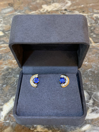 Boucles d'oreilles Boucles d’oreilles demi-lunes - Clous en or jaune 18 carats, saphirs et diamants 58 Facettes BO259