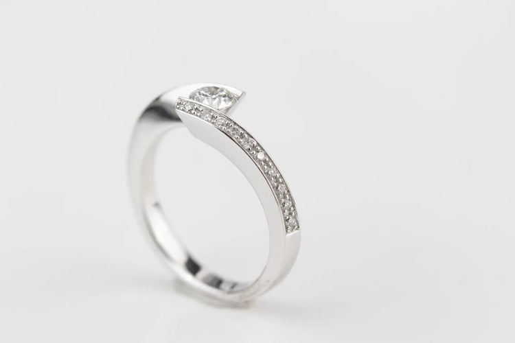 Bague 48 Bague entrelacée en or blanc 18K sertie de diamants 58 Facettes