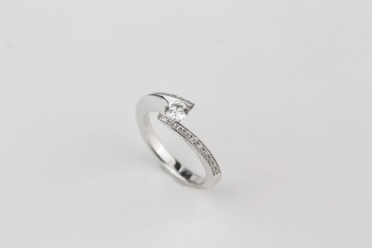 Bague 48 Bague entrelacée en or blanc 18K sertie de diamants 58 Facettes