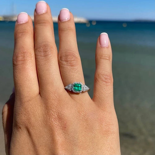 Bague 54 Bague en or blanc 18 kt avec émeraude de Colombie et diamants 58 Facettes