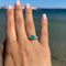 Bague 54 Bague en or blanc 18 kt avec émeraude de Colombie et diamants 58 Facettes