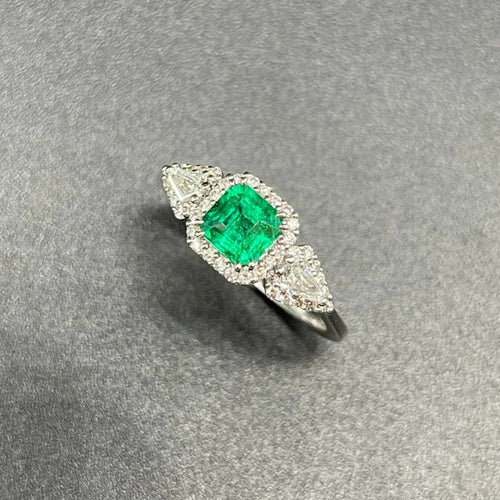 Bague 54 Bague en or blanc 18 kt avec émeraude de Colombie et diamants 58 Facettes