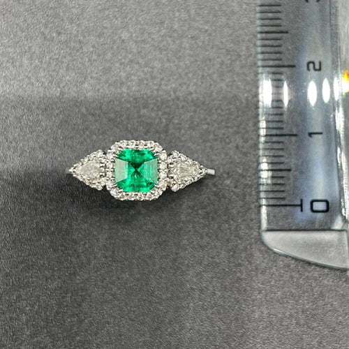 Bague 54 Bague en or blanc 18 kt avec émeraude de Colombie et diamants 58 Facettes