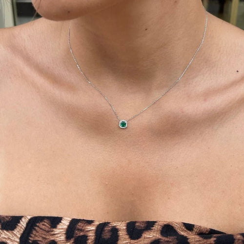 Collier Collier pendentif émeraude de Colombie entourée de diamants en or blanc 58 Facettes