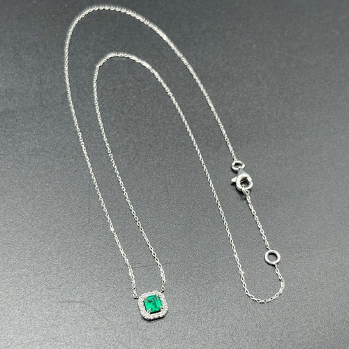 Collier Collier pendentif émeraude de Colombie entourée de diamants en or blanc 58 Facettes