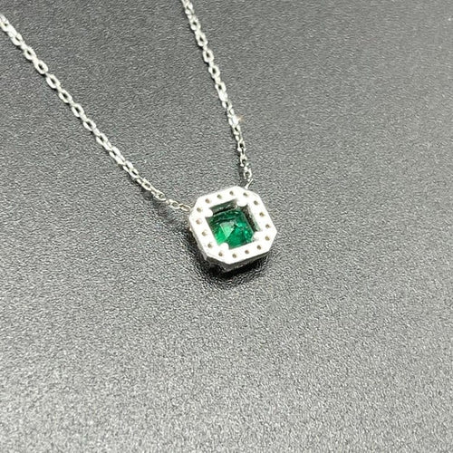 Collier Collier pendentif émeraude de Colombie entourée de diamants en or blanc 58 Facettes