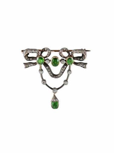 Pendentif Broche-pendentif ruban en or et argent, grenats démantoïdes et diamants 58 Facettes 1185