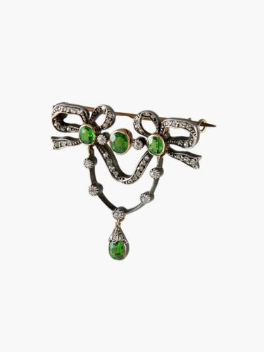 Pendentif Broche-pendentif ruban en or et argent, grenats démantoïdes et diamants 58 Facettes 1185