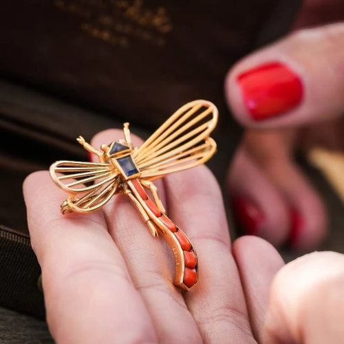 Broche Marchak Libellule - Broche en or jaune 18 carats, corail et corindons 58 Facettes