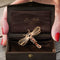 Broche Marchak Libellule - Broche en or jaune 18 carats, corail et corindons 58 Facettes