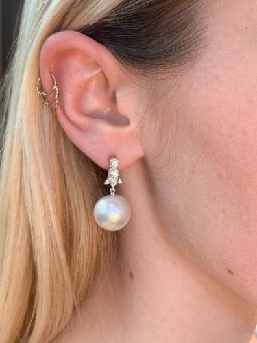 Boucles d'oreilles Boucles d’oreilles pendantes - Perles des mers du Sud en or blanc 18 carats et diamants 58 Facettes