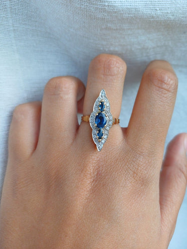 Bague 54 Bague marquise en or jaune et or blanc 18 carats, saphirs et diamants 58 Facettes