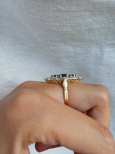 Bague 54 Bague marquise en or jaune et or blanc 18 carats, saphirs et diamants 58 Facettes