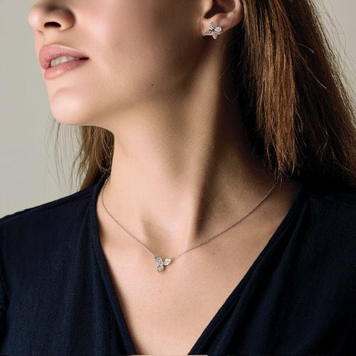 Collier Collier pendentif trèfle en or blanc et diamants 58 Facettes f58