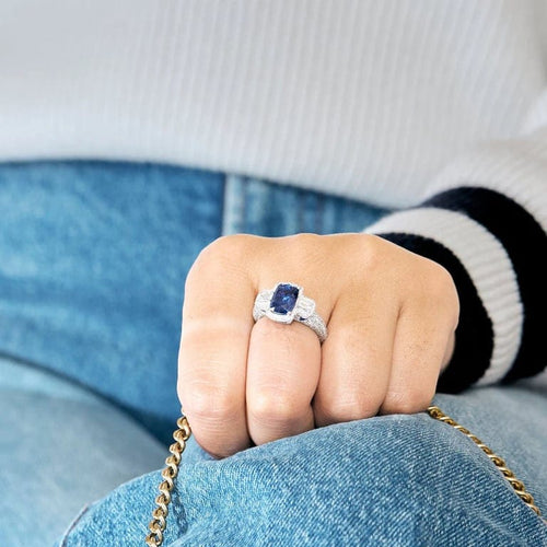 Bague 53 Bague en or blanc 18 carats avec saphir radiant 3,87 ct et diamants 58 Facettes