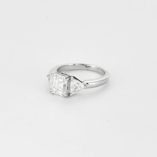Bague 52 Bague en or blanc 18 carats avec diamants taille émeraude et triangles 58 Facettes