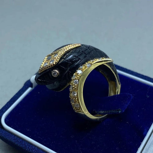 Bague 57 Bague en or jaune 14 kt, diamants et onyx 58 Facettes