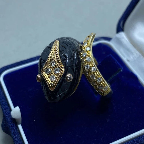 Bague 57 Bague en or jaune 14 kt, diamants et onyx 58 Facettes
