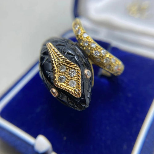 Bague 57 Bague en or jaune 14 kt, diamants et onyx 58 Facettes