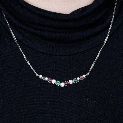 Collier Collier en or blanc 18 carats avec rubis, émeraudes et diamants 58 Facettes 1056180
