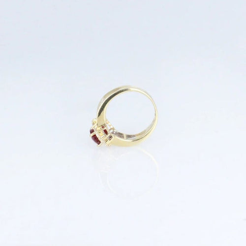 Bague 50 Bague en or jaune 18 carats au rubis ovale et diamants 58 Facettes 001.41417