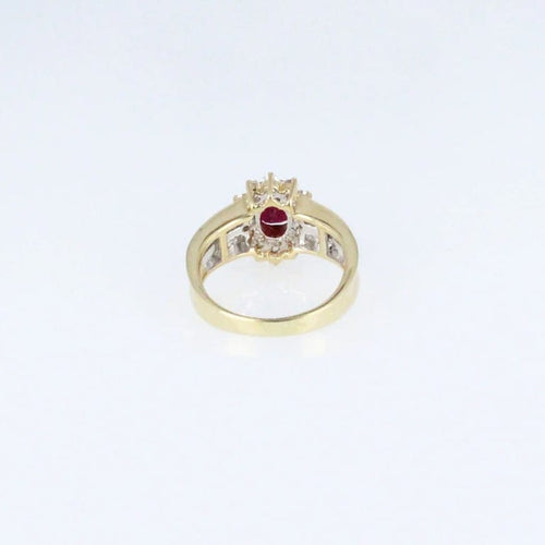 Bague 50 Bague en or jaune 18 carats au rubis ovale et diamants 58 Facettes 001.41417