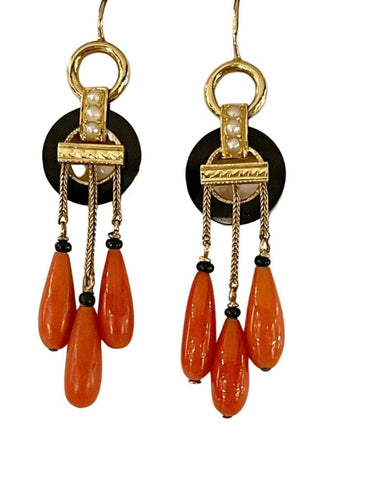 Boucles d'oreilles Boucles d’oreilles pendantes en or jaune 18 carats, onyx, corail et perles fines 58 Facettes 862568